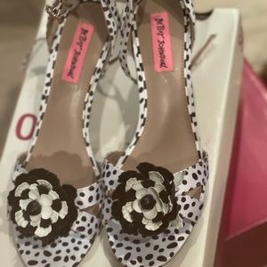 BETSEY JOHNSON WOMENS DRESS SHOE. SIZE 9